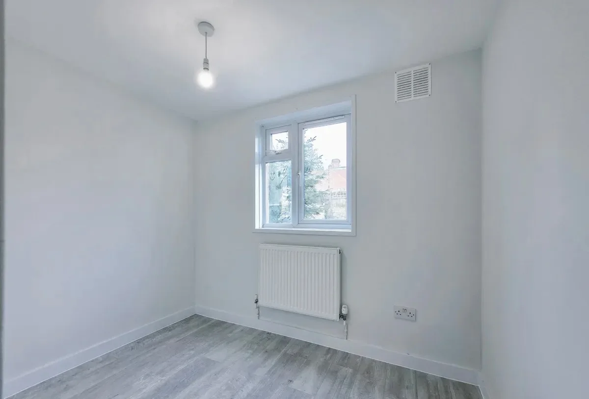 Flat Wellfield Road in Greater London