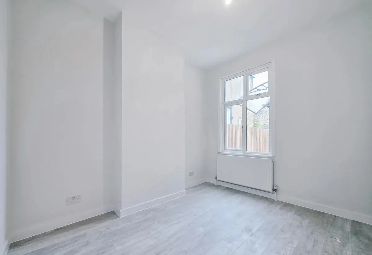 Flat Wellfield Road in Greater London