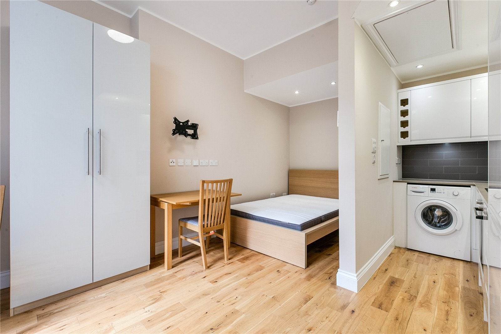 Flat Longridge Road in Greater London