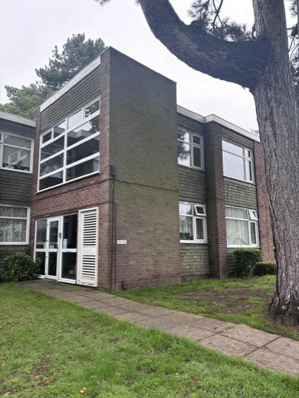 Flat Shenstone Court in Wolverhampton