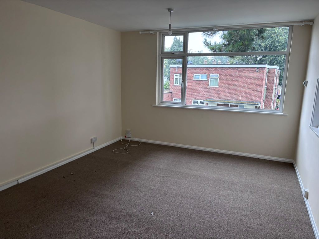 Flat Shenstone Court in Wolverhampton