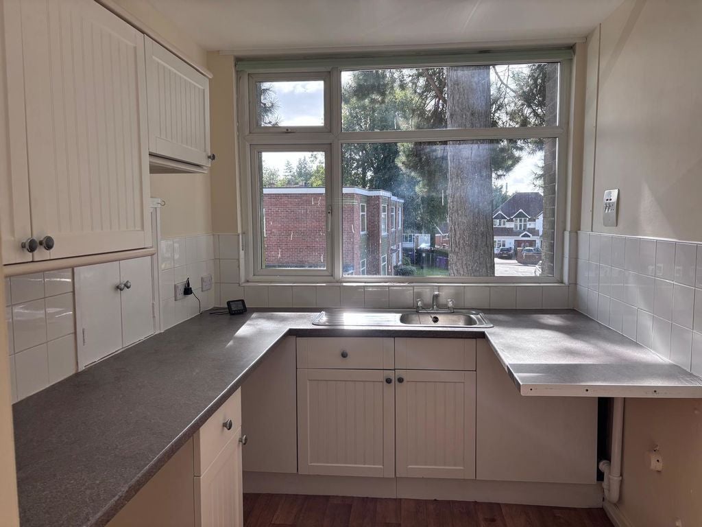 Flat Shenstone Court in Wolverhampton