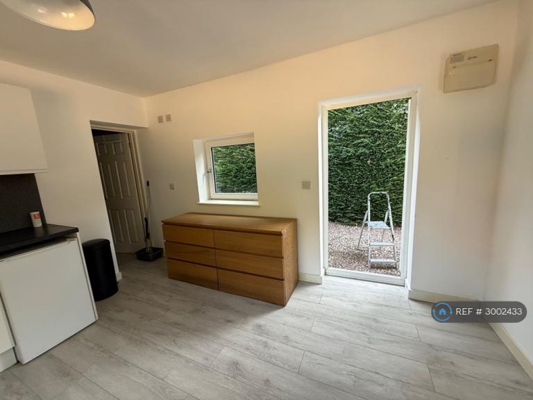Flat Vicarage Lane in Coventry