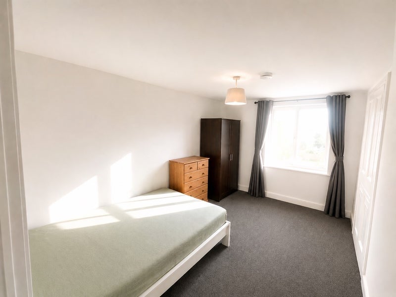 Room Waller Road in Greater London