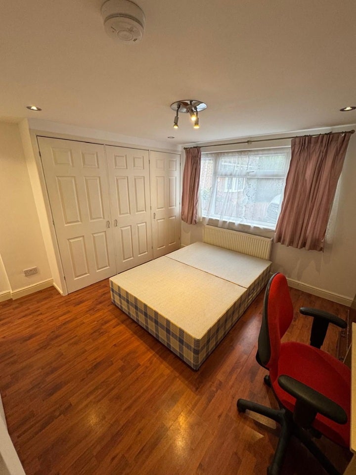 Room Cranborne Crescent in Hertsmere