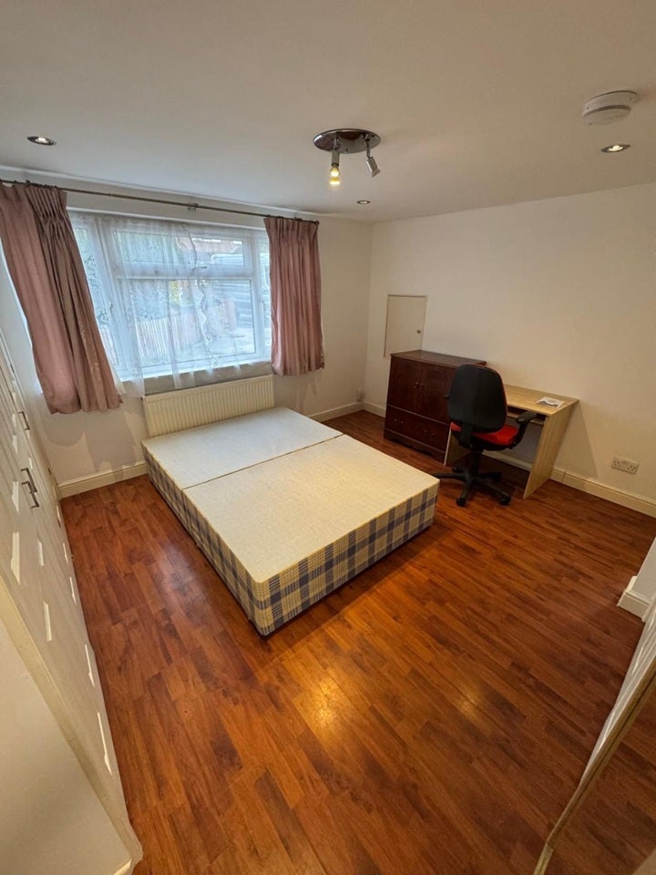 Room Cranborne Crescent in Hertsmere