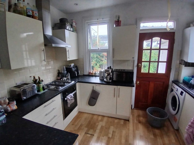 Room Sternhold Avenue in Greater London