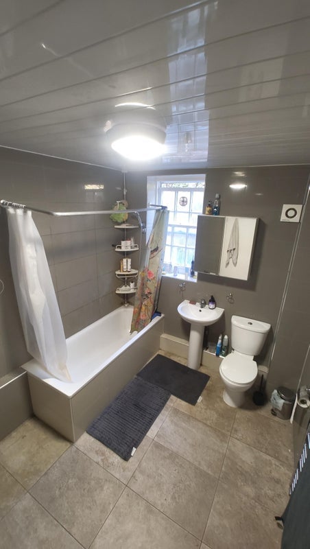 Room Sunnyside Road in Greater London