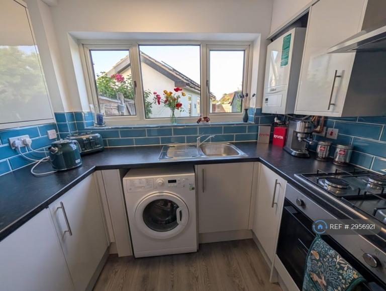 Room Plackett Way in Slough