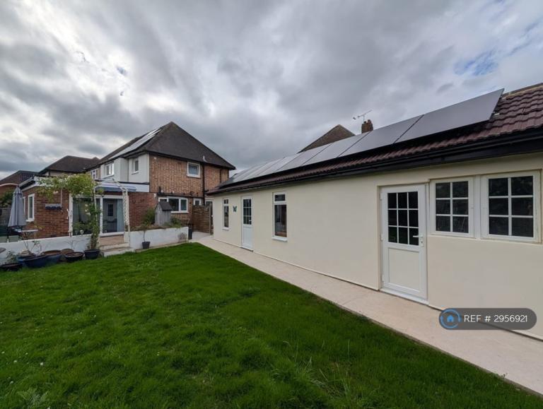 Room Plackett Way in Slough