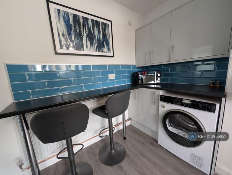 Room Plackett Way in Slough