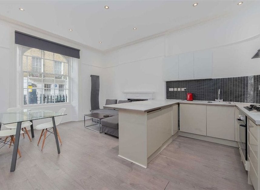 Flat Conway Street in Greater London