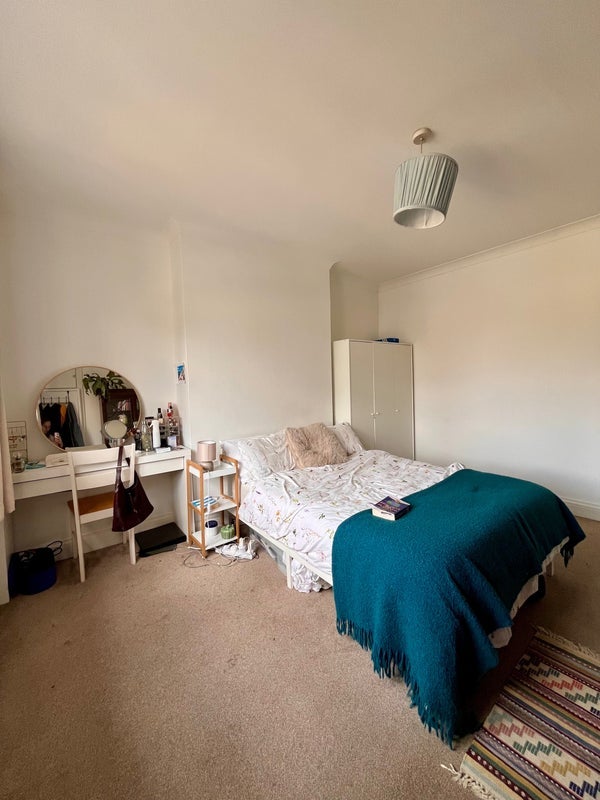 Room Newnham Road in Greater London