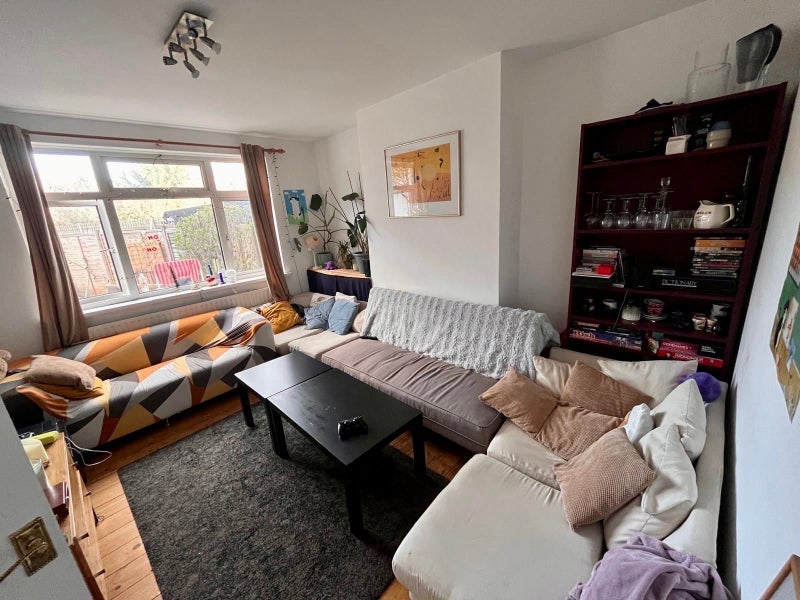 Room Newnham Road in Greater London