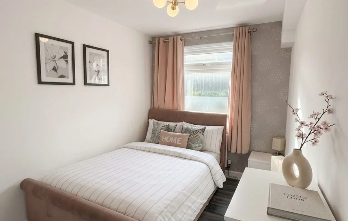 Flat Kersfield Road in Greater London