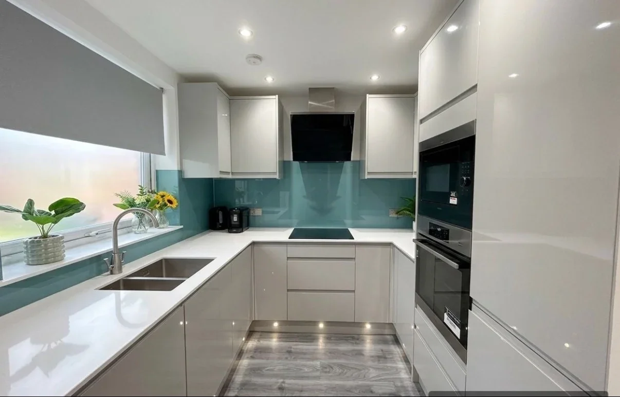 Flat Kersfield Road in Greater London