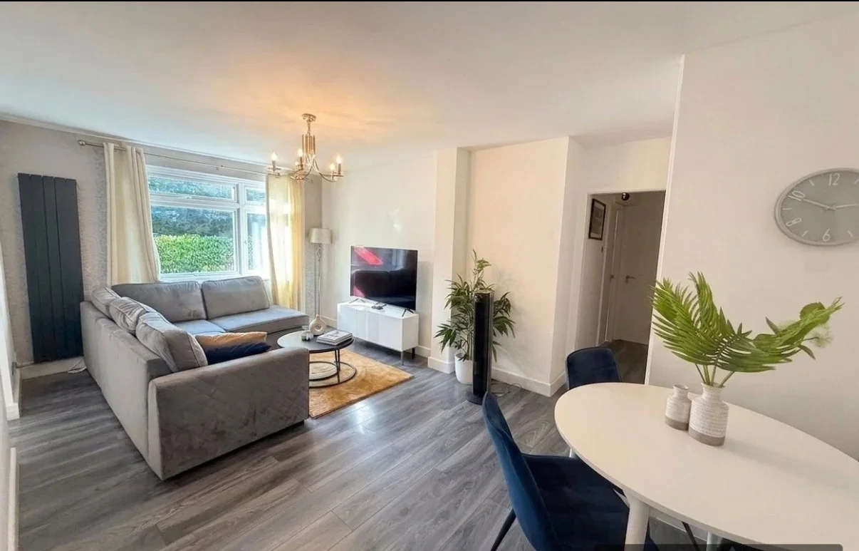 Flat Kersfield Road in Greater London
