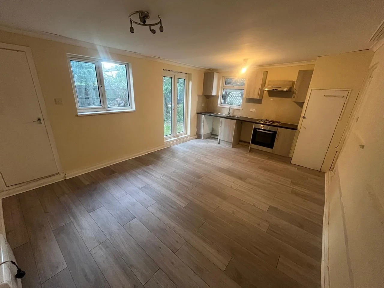 Room Selby Road in Greater London