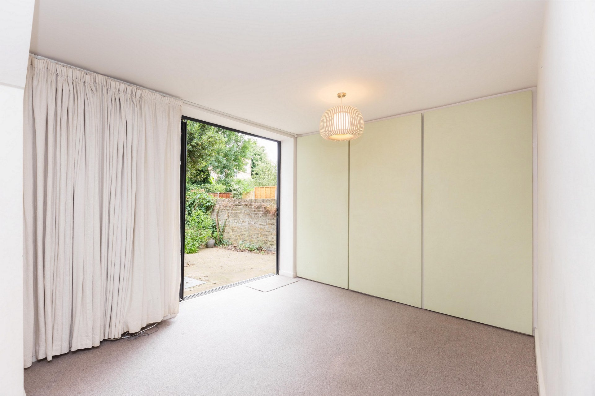 Flat Colvestone Crescent in Greater London