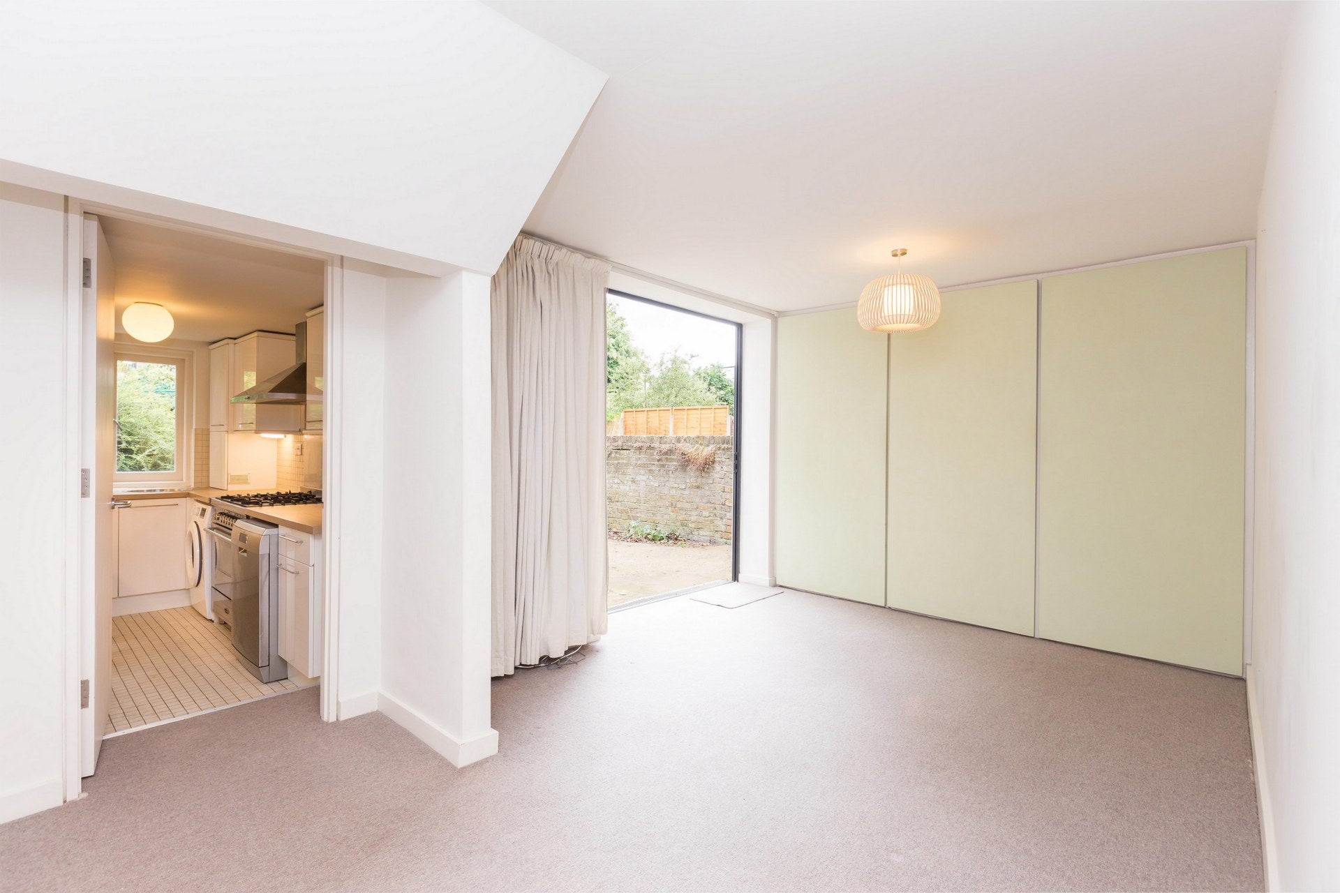 Flat Colvestone Crescent in Greater London