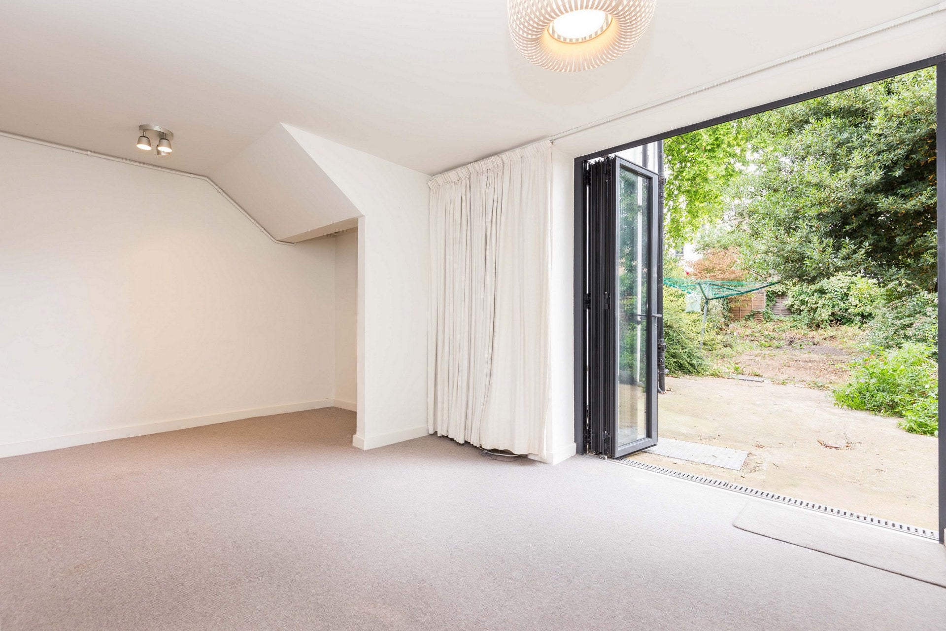 Flat Colvestone Crescent in Greater London