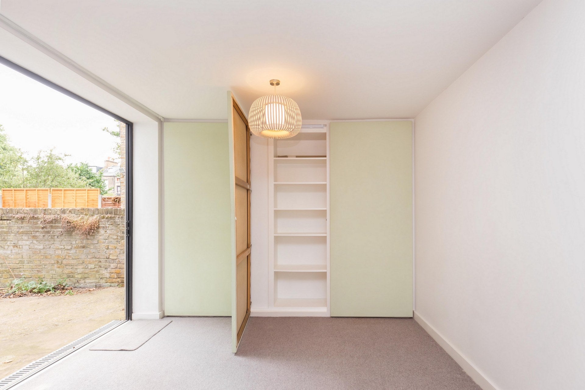 Flat Colvestone Crescent in Greater London