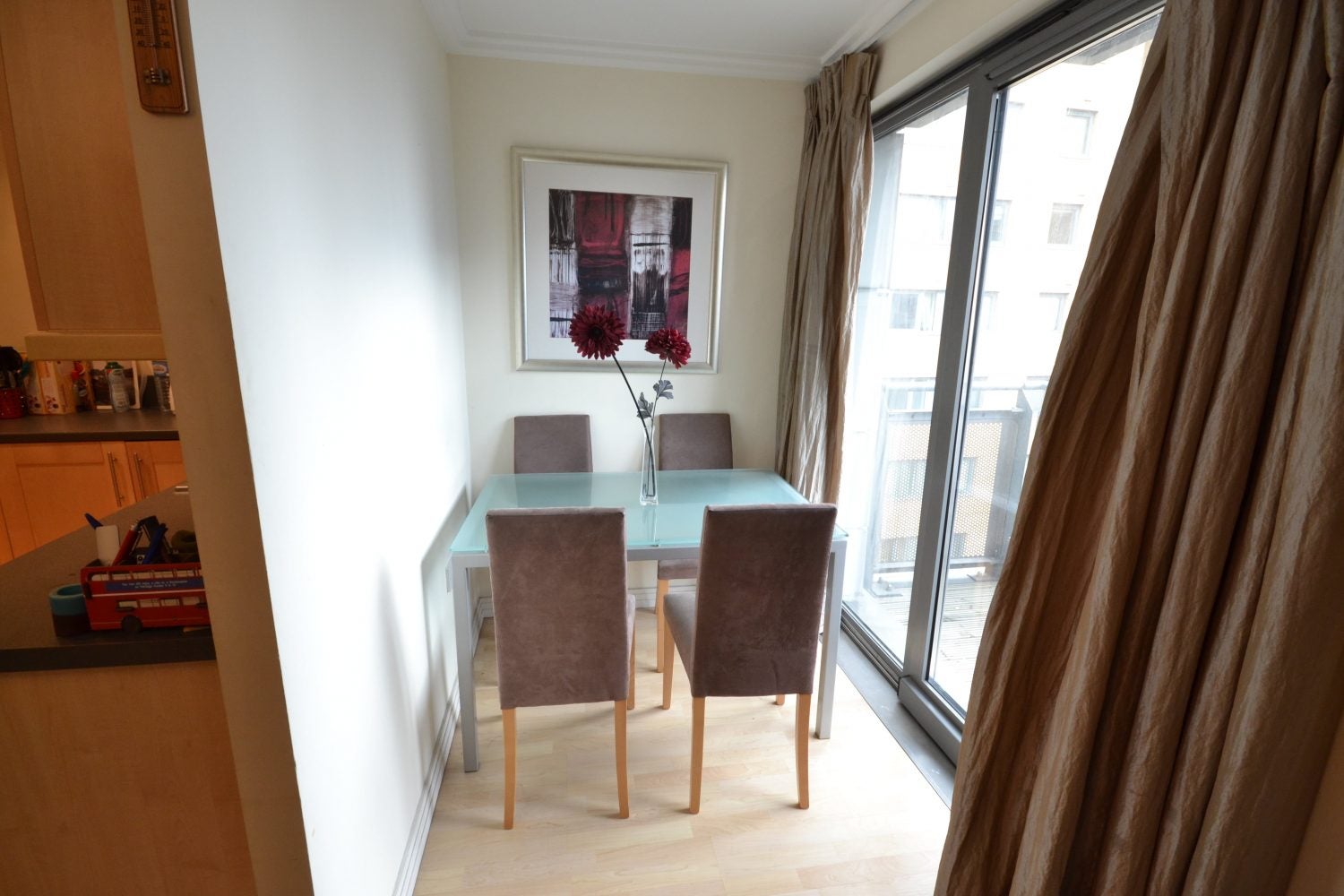 Flat Victoria Road in Greater London