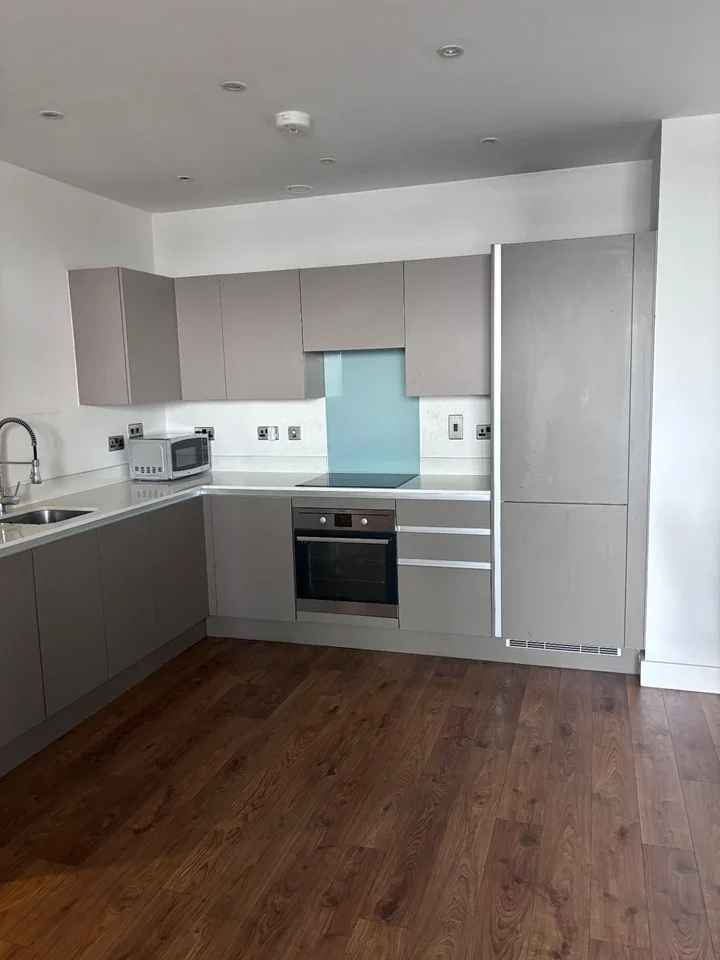 Room New Village Avenue in Greater London