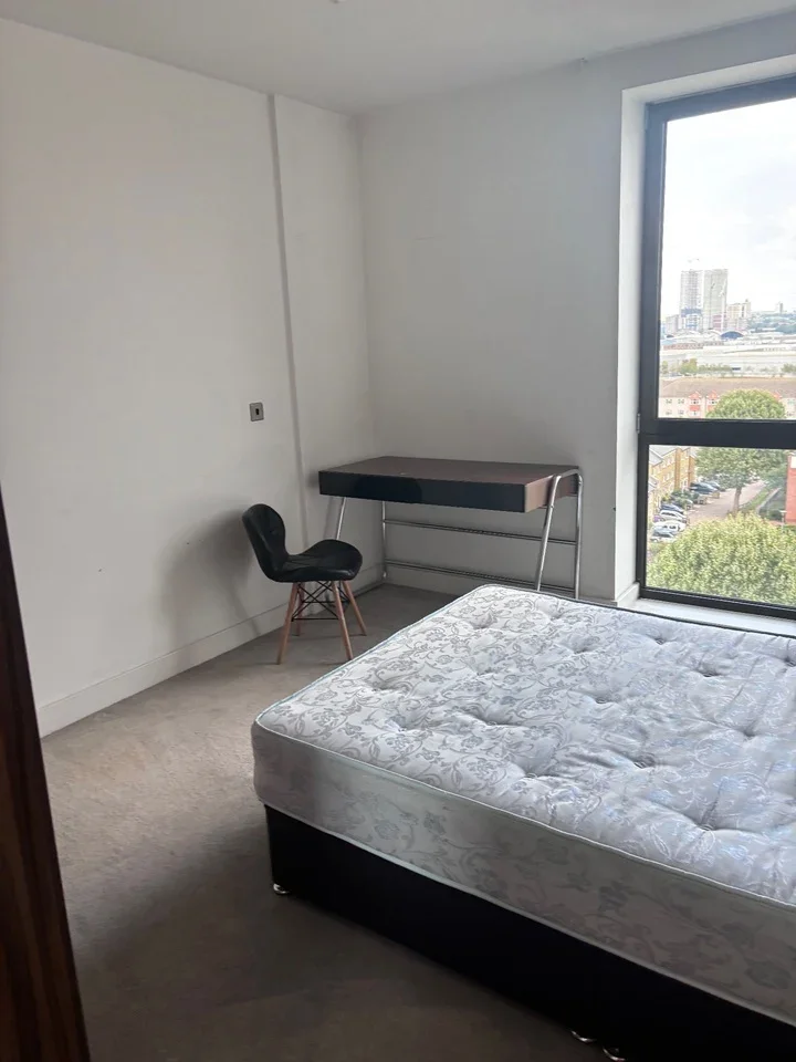 Room New Village Avenue in Greater London