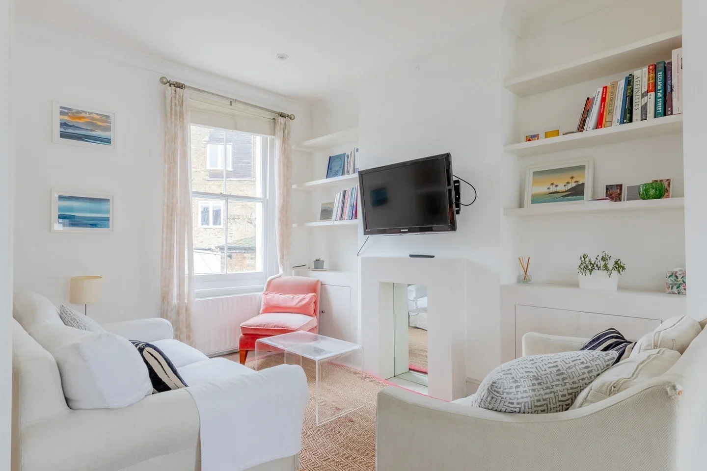 Flat Hannell Road in Greater London