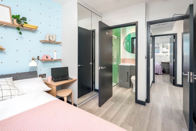 Room Winders Road in Greater London
