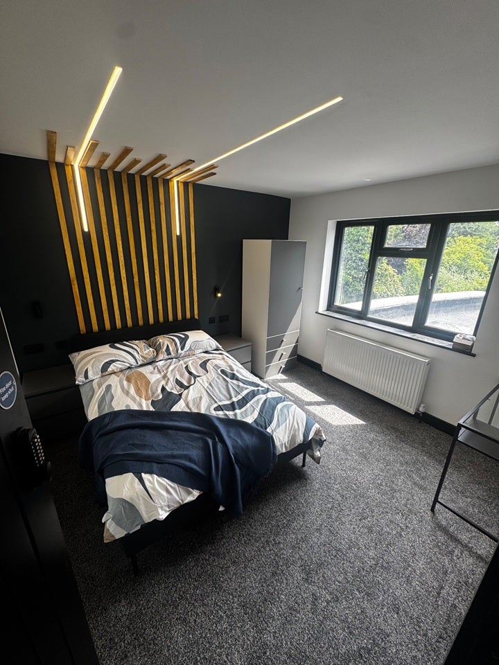 Room Bishop Ken Road in Greater London