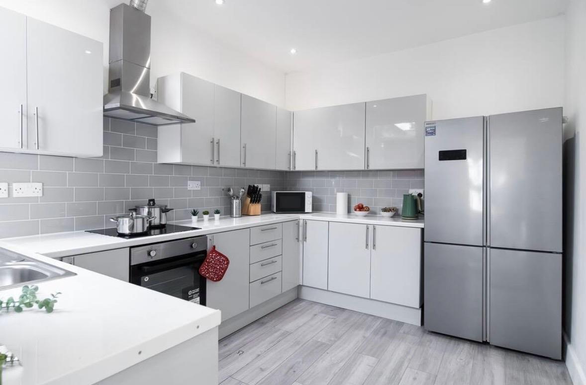 Flat Gowan Road in Greater London