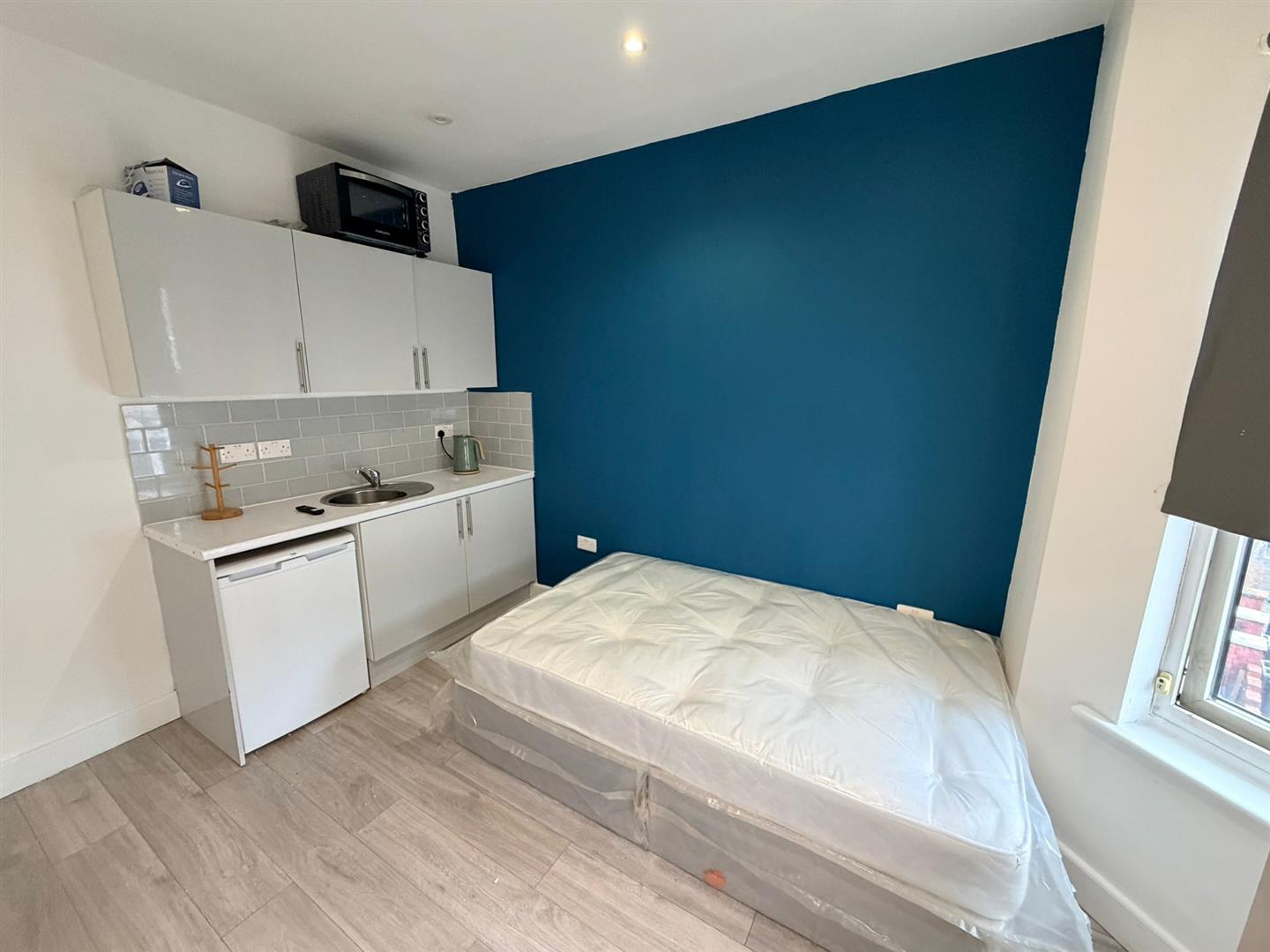 Flat Gowan Road in Greater London