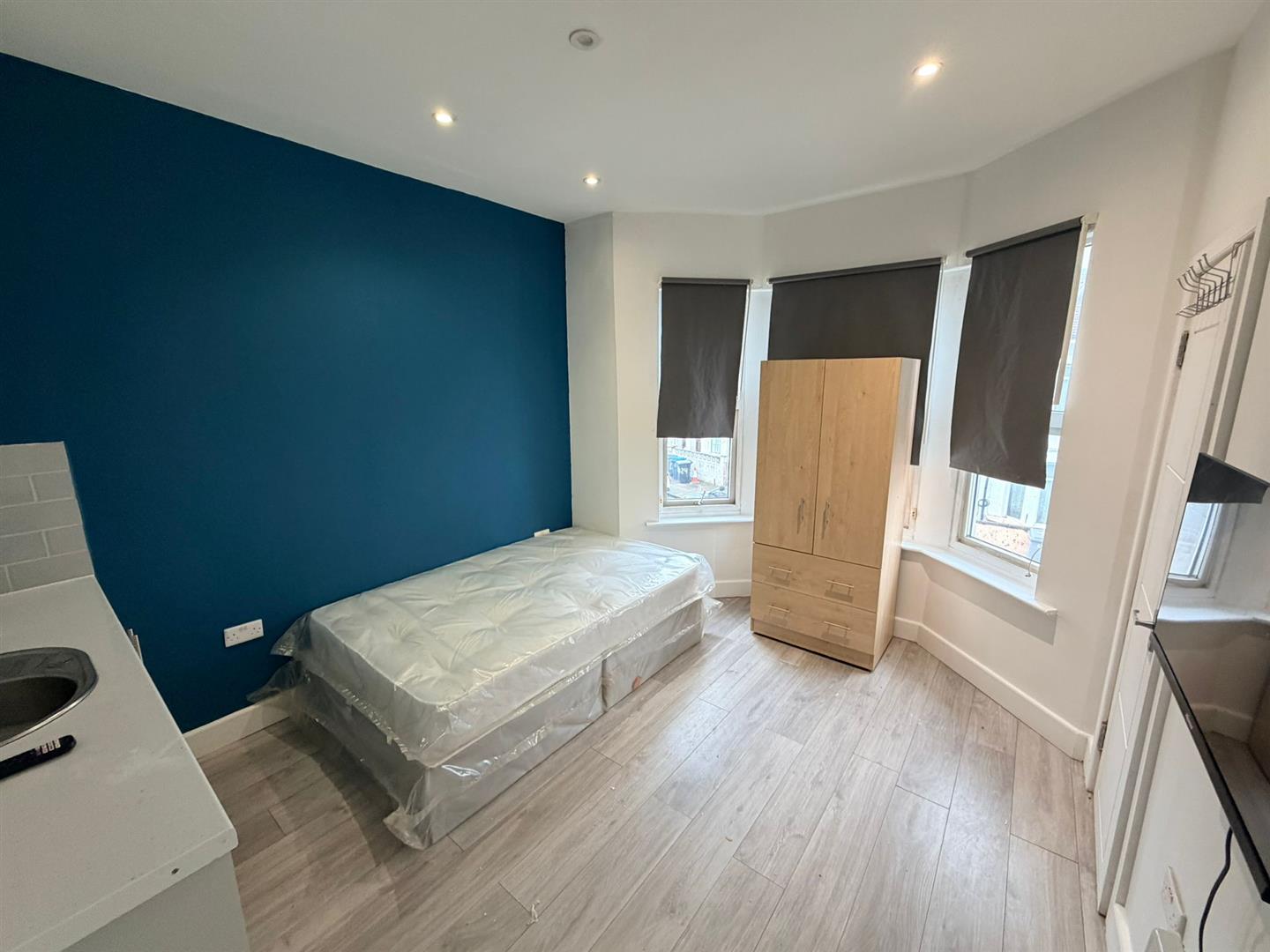 Flat Gowan Road in Greater London