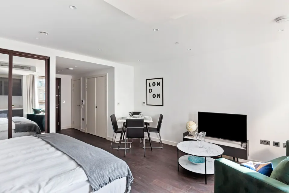 Flat Royal Mint Street in Greater London