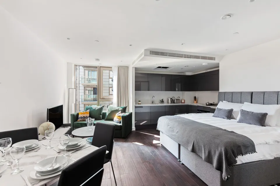 Flat Royal Mint Street in Greater London