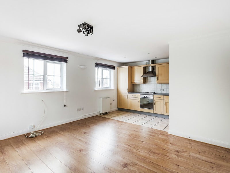 Flat Blackborough Close in Reigate