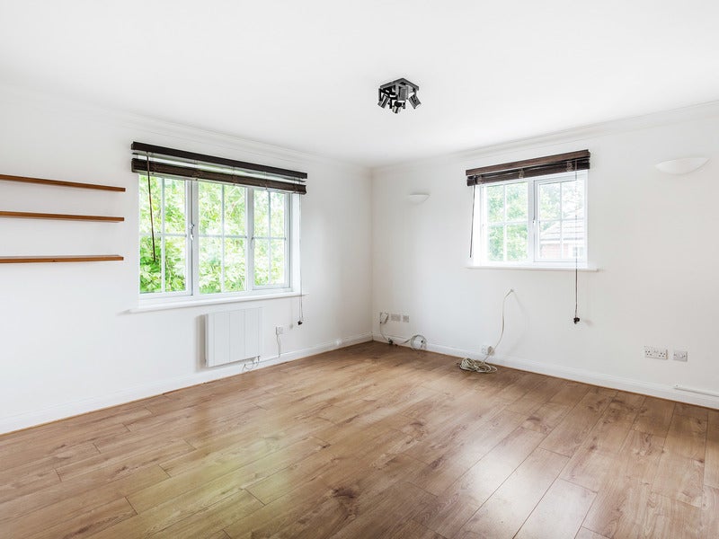 Flat Blackborough Close in Reigate
