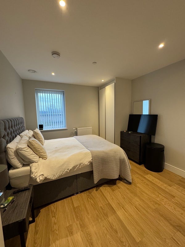 Room Plough Lane in Greater London
