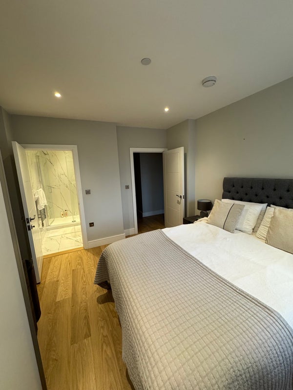 Room Plough Lane in Greater London