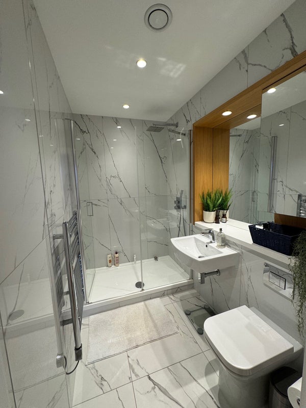 Room Plough Lane in Greater London