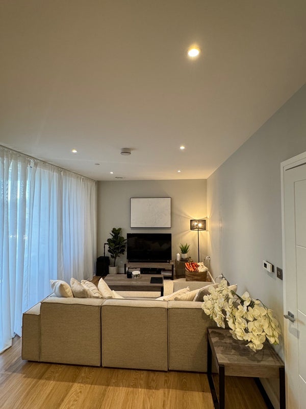 Room Plough Lane in Greater London