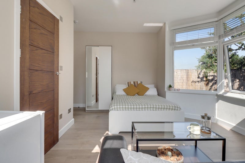 Room College Close in Greater London