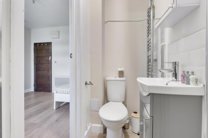Room College Close in Greater London