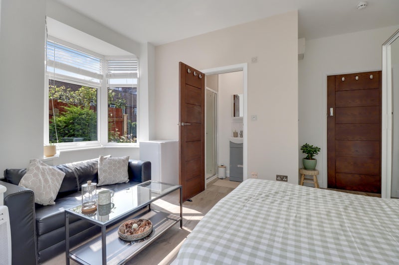 Room College Close in Greater London