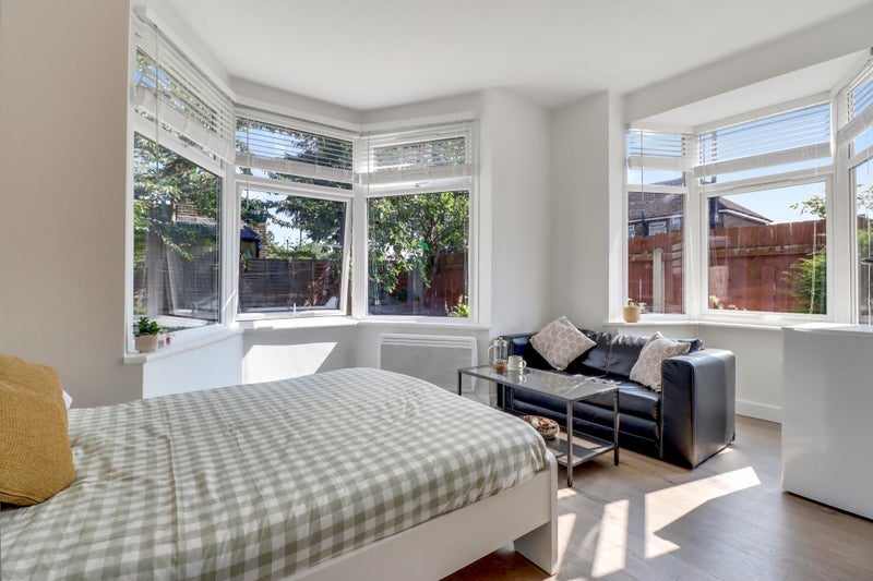 Room College Close in Greater London