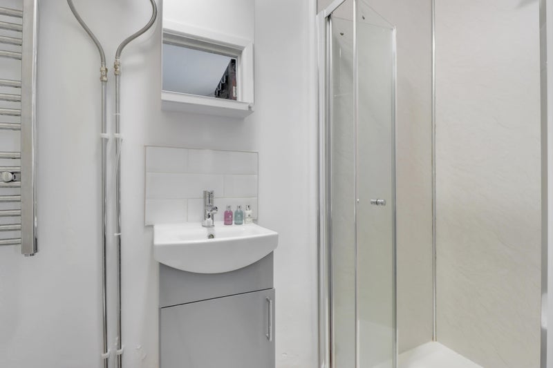 Room College Close in Greater London