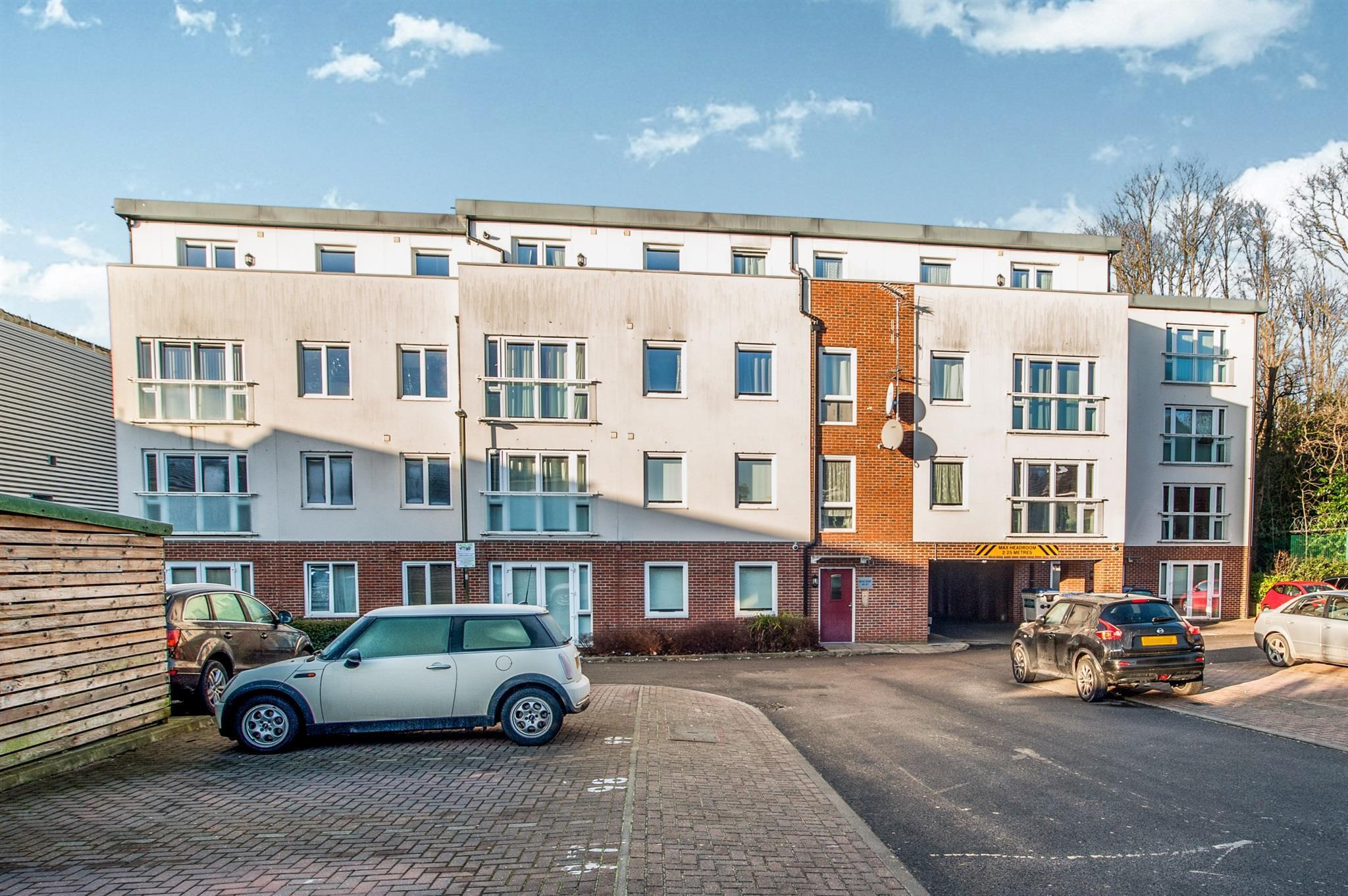 Flat Royal Court in Watford