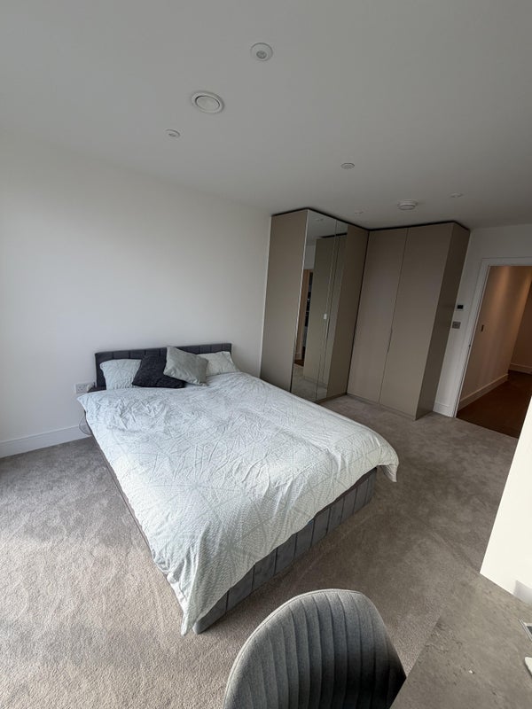 Flat Holman Road in Greater London